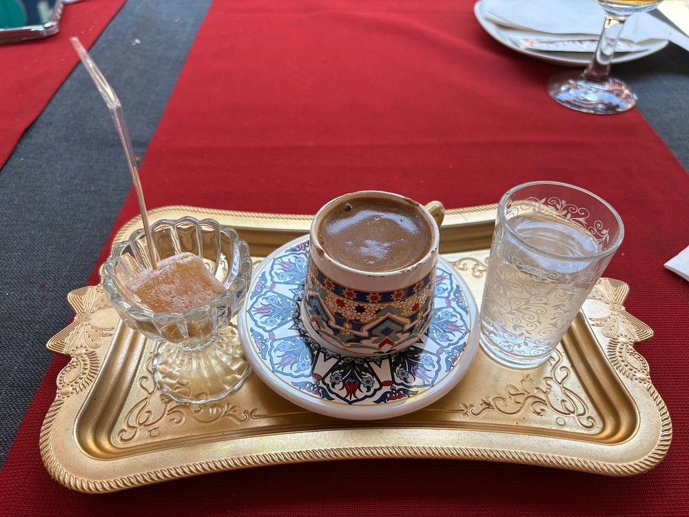 Türk kahvesi sunumu